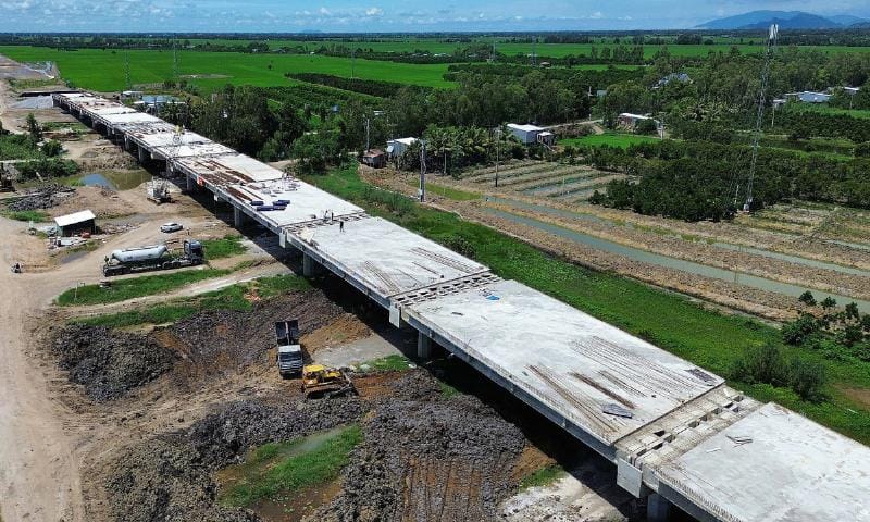 thi công nền móng đường cao tốc miền tây